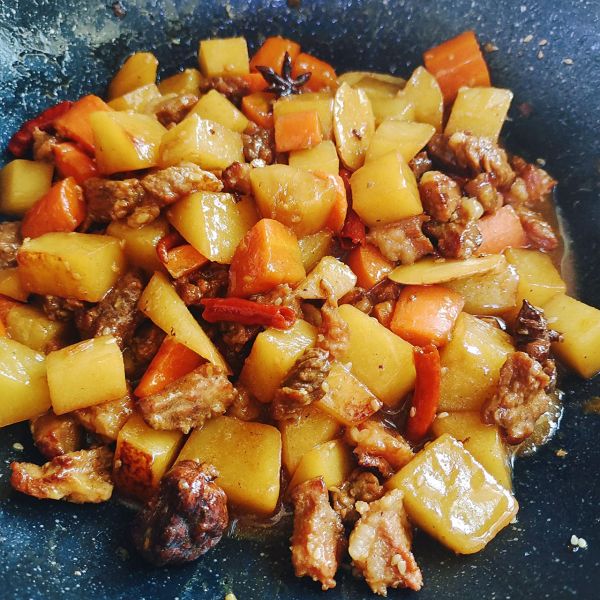 红烧胡萝卜土豆炖牛腩