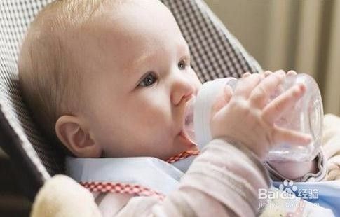 宝宝六个月了，喝水量少怎么办？