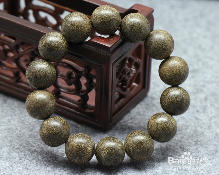 为什么有的沉香手串会开裂