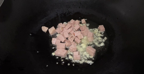 午餐肉炒时蔬粒