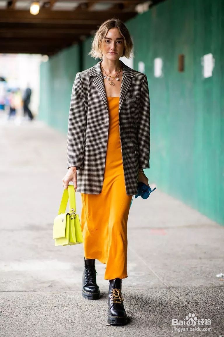 开春西服如何搭配连衣裙比较好看