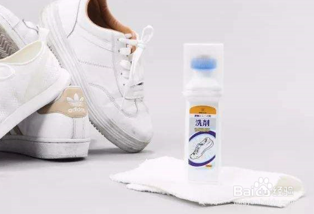 白鞋上的黑污渍怎么洗干净