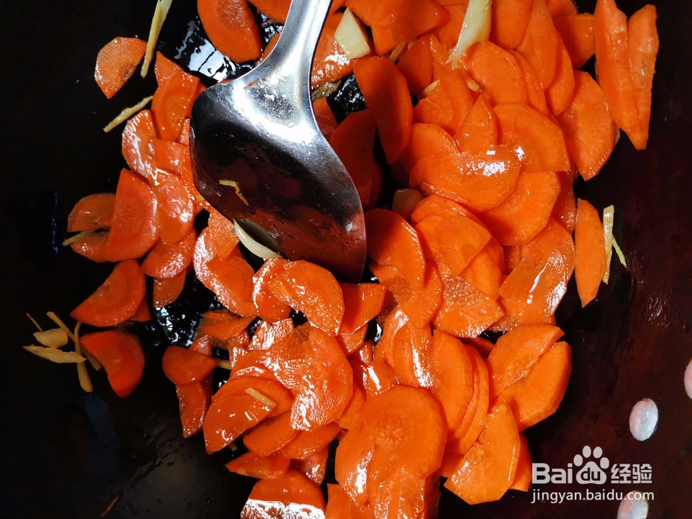 清炒胡萝卜片做法如下