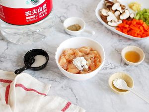 香菇鸡肉蔬菜粥的做法