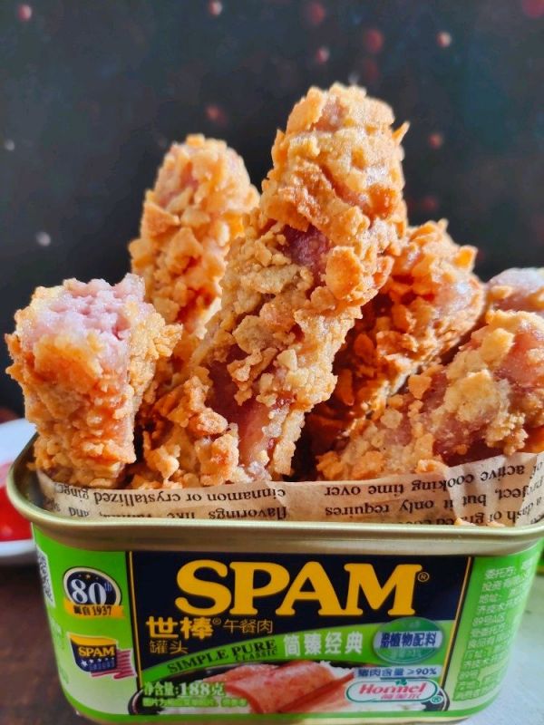 看世界杯吃薯片午餐肉