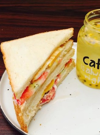 鸡蛋西红柿三明治