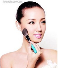 彩妆四步打造完美光泽新娘妆容