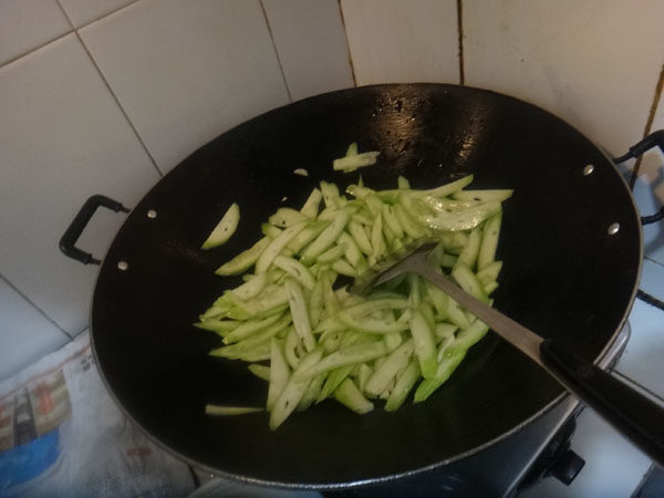 教你做蒜香丝瓜，喜欢吃的赶紧学起来