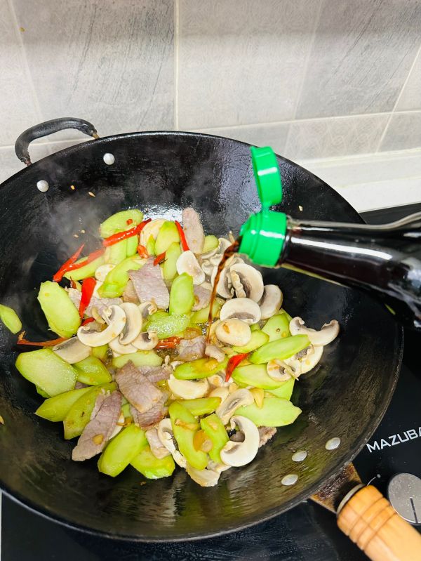 腊肉白蘑炒芥蓝