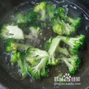 低脂美味鸡胸肉炒西兰花的做法