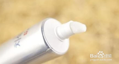 衣服上沾了油渍