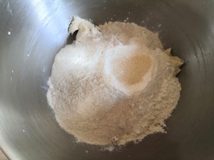 淡奶油花生巧克力豆面包的做法