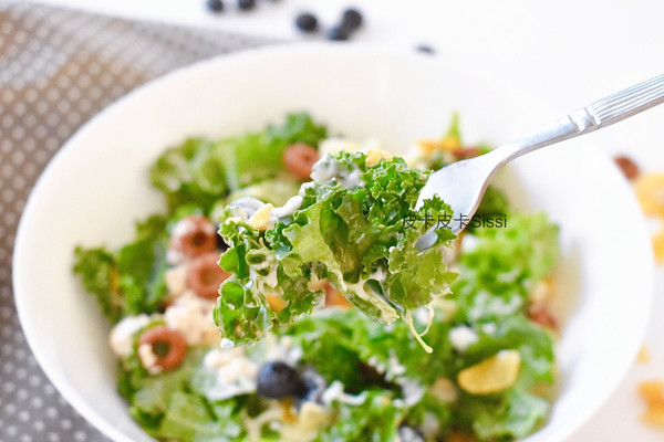 隔夜燕麦玉米片羽衣甘蓝早餐沙拉