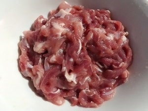 如何制作酸菜肉丝米线