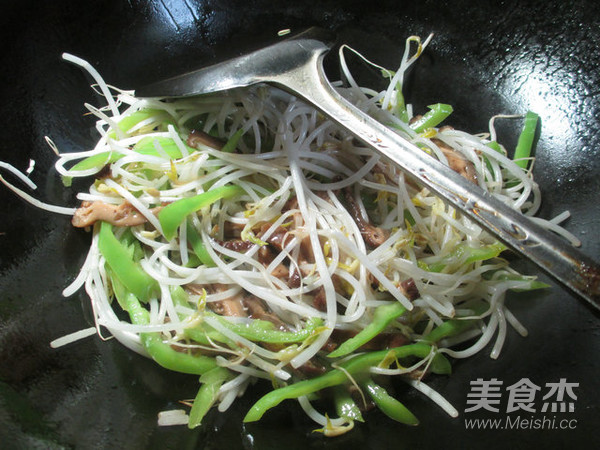 香菇尖椒炒绿豆芽