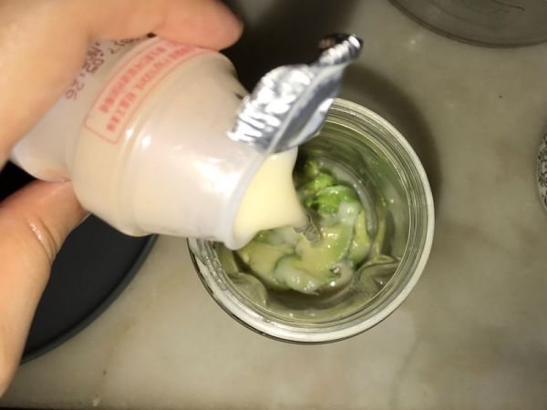 蔬菜沙拉和牛油果益力多