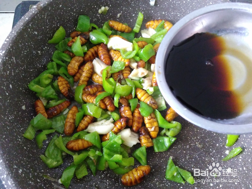 花生青椒爆蚕蛹的做法