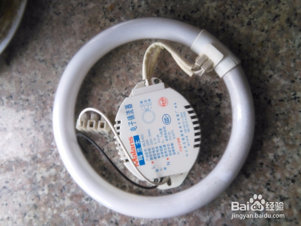 吸顶灯坏了不亮了,换个新的还不行