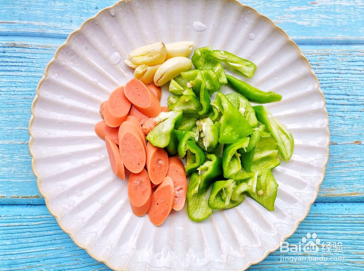 青椒火腿土豆粉的做法