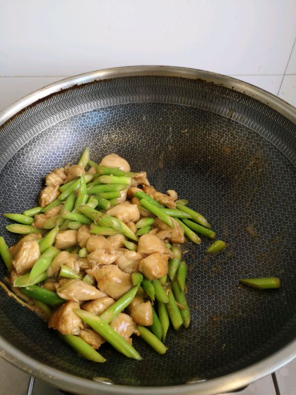 蚝油芦笋辣子鸡丁