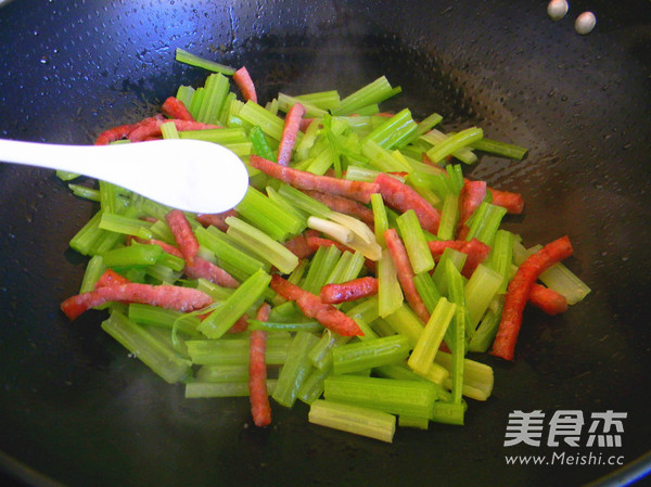 火腿炒芹菜的做法