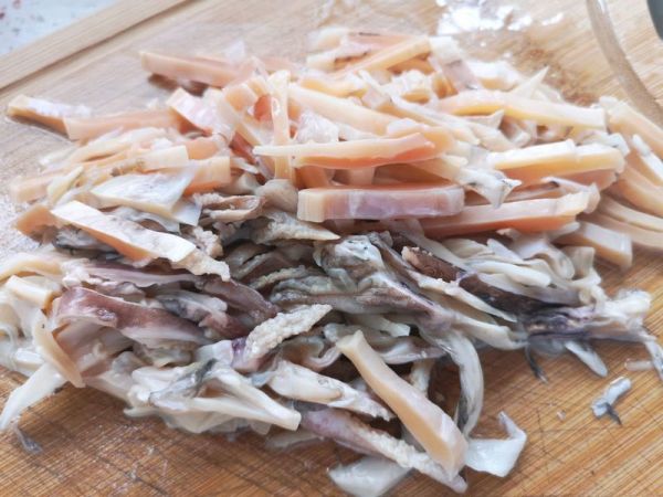 墨鱼猪尾花生汤