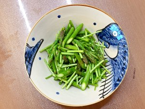 虾球炒芦笋烹饪方法