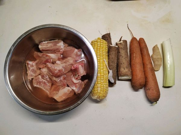 山药萝卜玉米排骨汤