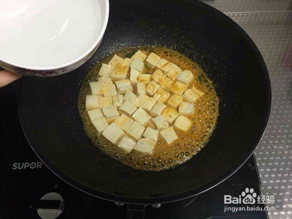 鲜虾豆腐煲和鸡公煲哪个更好吃，都是怎么做的？