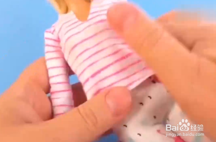 如何给芭比娃娃制作衣服