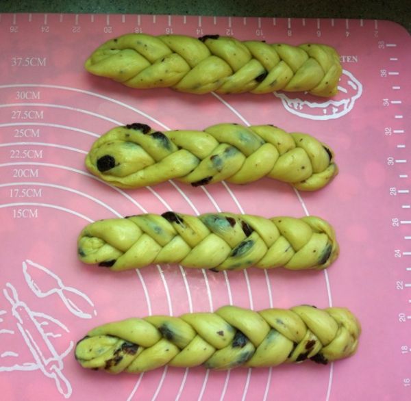 葡萄干花环面包