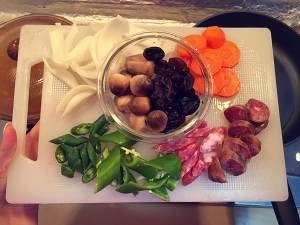 如何制作营养健康的的腊肠辣炒五色蔬菜？