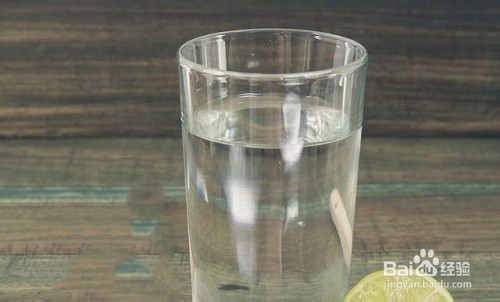 如何清除衣物上的红酒污渍