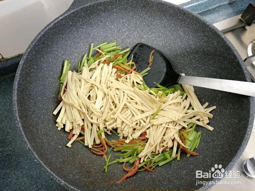 绿鬓红颜炒豆皮的做法