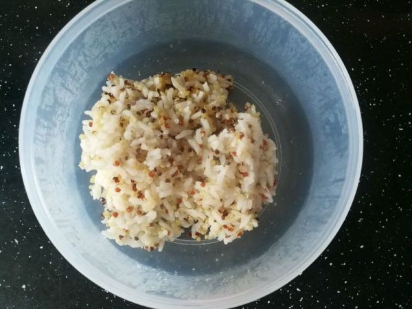 藜麦鸡肉蔬菜饭团