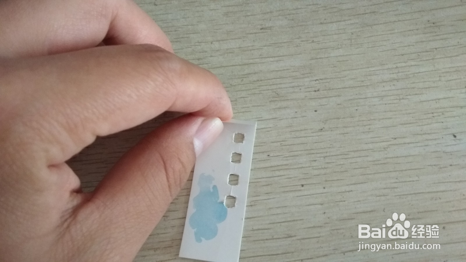 如何用带孔硬卡纸和中性笔芯做简易的中性笔支架
