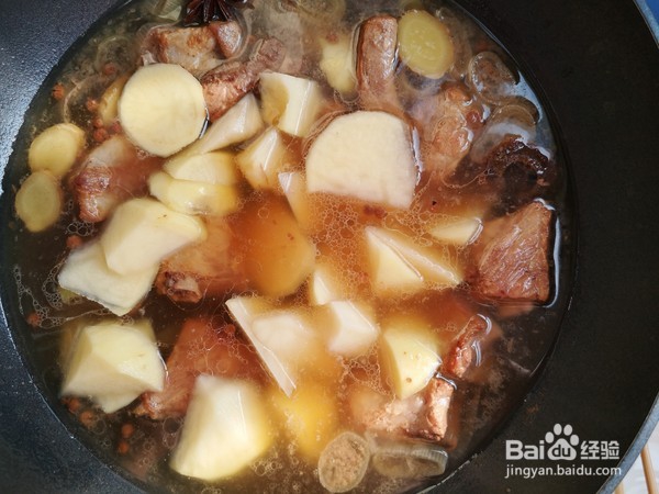 如何做出不需要油的土豆烧排骨