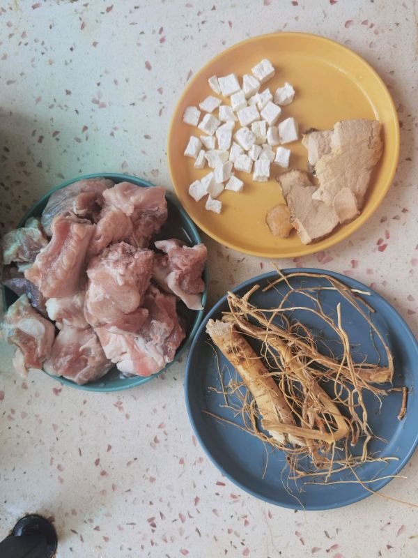 五指毛桃土茯苓淮山煲猪骨