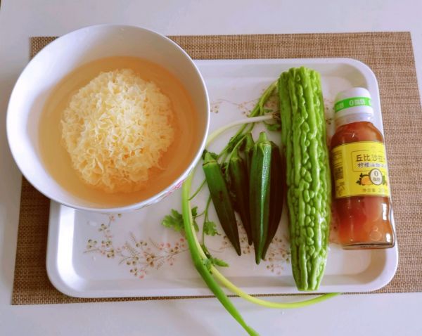 沙拉汁拌银耳蔬菜