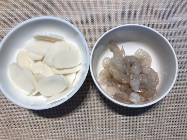 豆苗青菜虾仁年糕汤