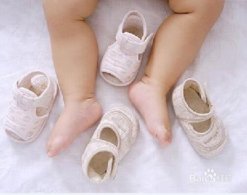 1岁内宝宝怎样正确穿衣？