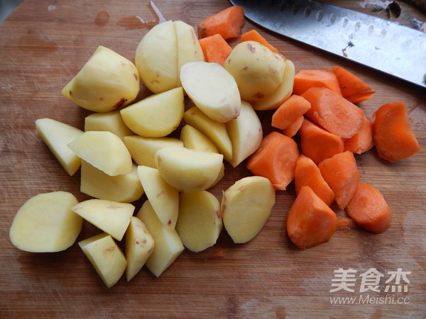砂锅土豆胡萝卜炖牛腩