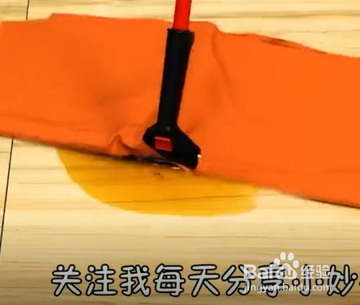 酱油打翻了应该怎么清理。