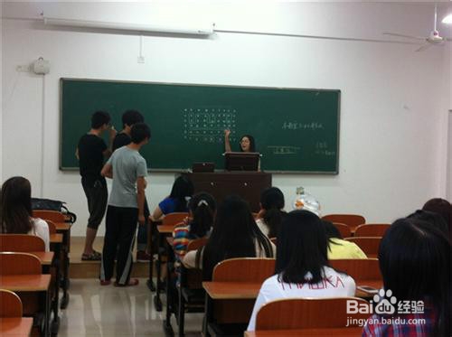 校运会入场式表演怎么弄