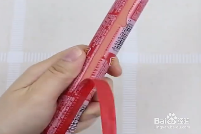 如何用牙签轻松拆开火腿肠的包装