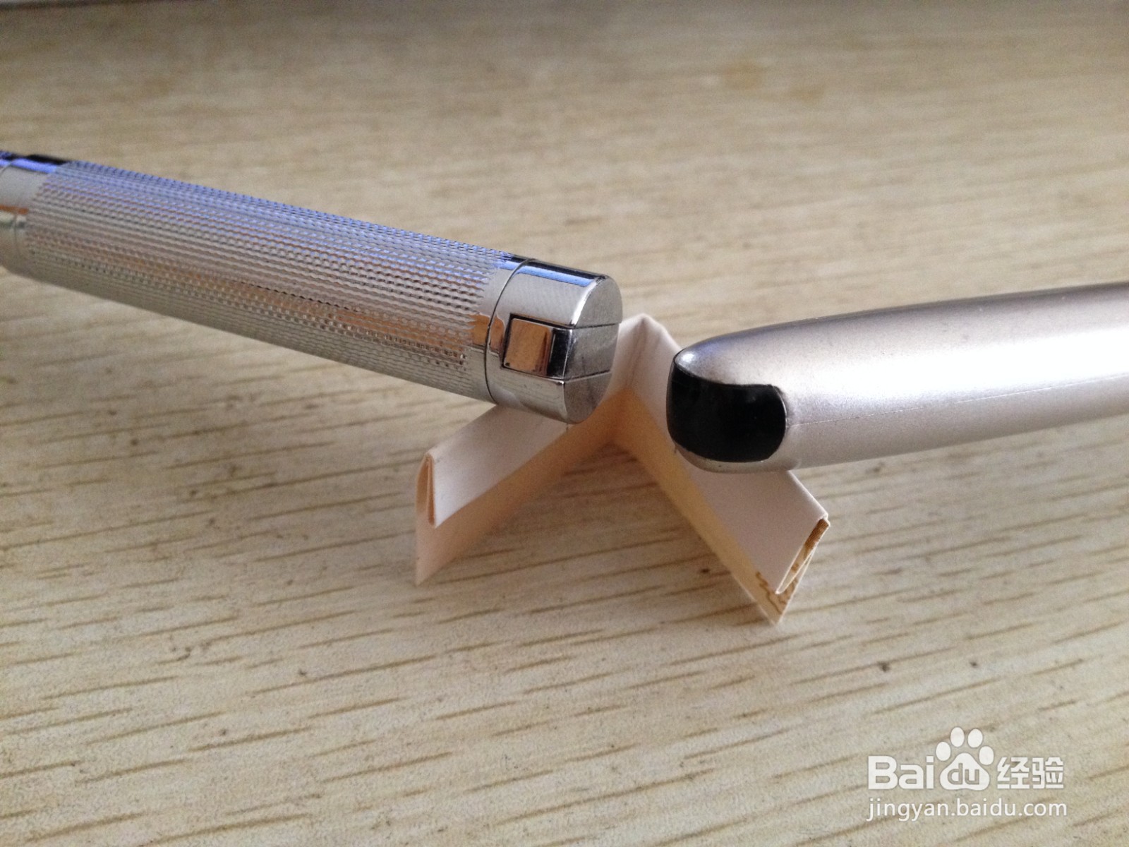 如何用一个长方形硬卡纸做两支中性笔的简易支架