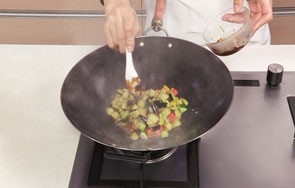 美味的彩椒炒茄子