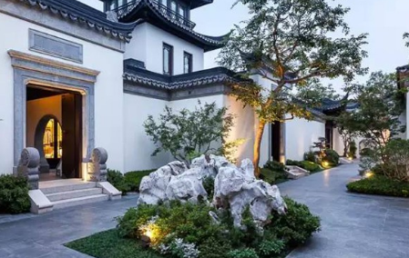 根据中国传统建筑的特点面对大院的门口左手边是西对吗