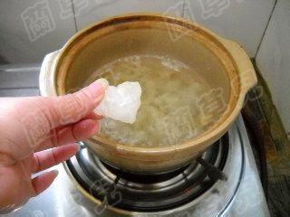 枸杞栗子银耳羹