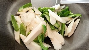 茭白小炒牛蛙的做法